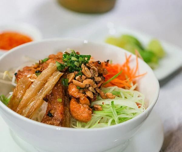 Experience Hanoi Tours with sustainable dining